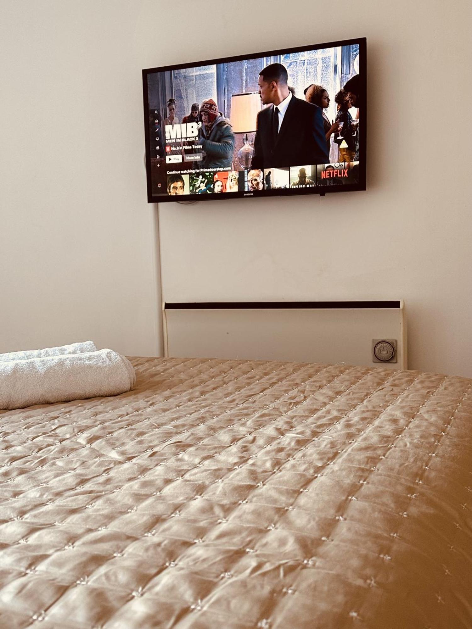 Deluxe City Apt, Beautiful River View,Free Parking No Balcony Лидс Экстерьер фото